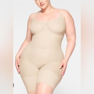 Skims Everyday Sculpt MID THIGH BODYSUIT Top Shapewear Sand Tan Small NWT